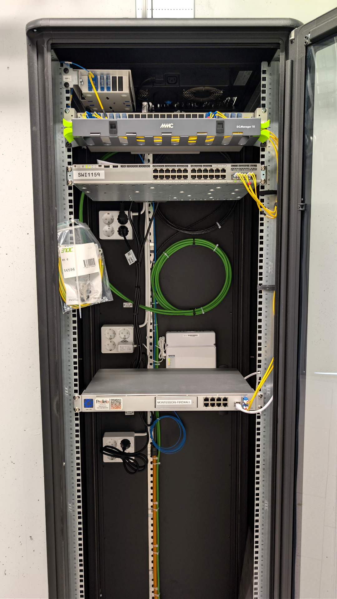 Färdigmonterat serverrack med switch, brandvägg och fiberpaneler