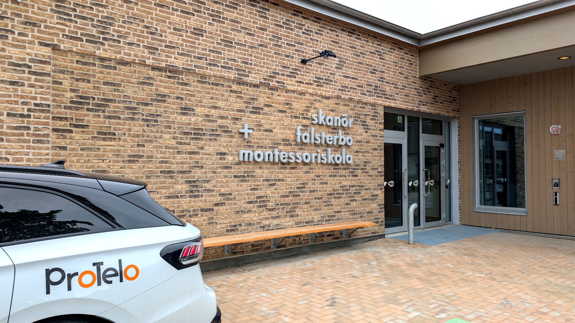 Protelo-bil utanför nybyggda Skanör Falsterbo Montessoriskola